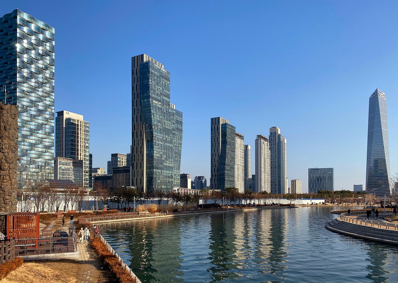 Η καρδιά της Songdo, της πρώτης έξυπνης πόλης της Νότιας Κορέας. Ένα αστικό περιβάλλον σχεδιασμένο εξ’ αρχής για βιωσιμότητα, τεχνολογική διασύνδεση και ποιότητα ζωής.